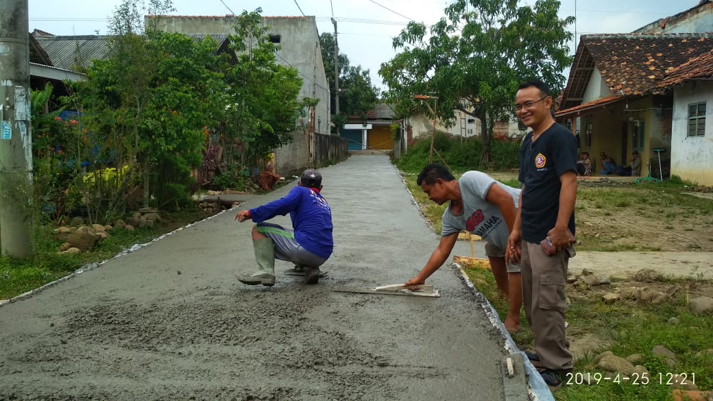 Kades Sukajati Realisasi Corbeton Jalan Desa