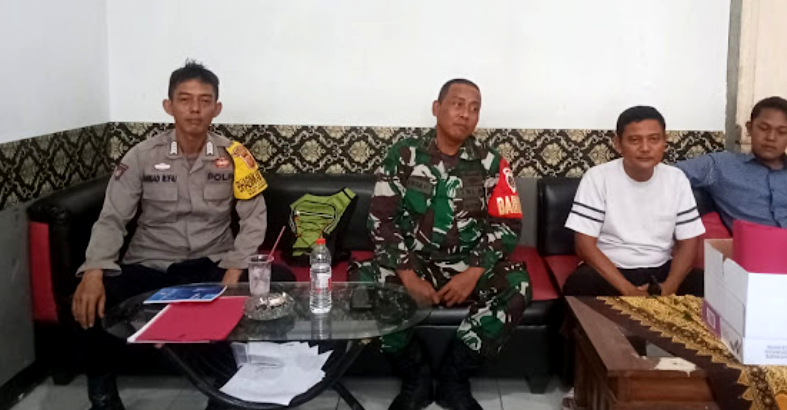 Pererat Sinergi, Bhabinkamtibmas dan Babinsa di Haurgeulis Jalin Silaturahmi Bersama Aparat Desa Sukajati