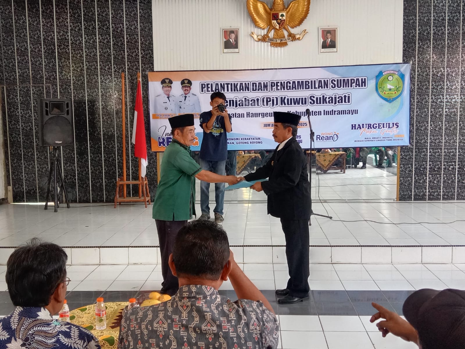 Serah Terima Jabatan Penjabat Kuwu Sukajati: H. Urip Digantikan oleh Aleh