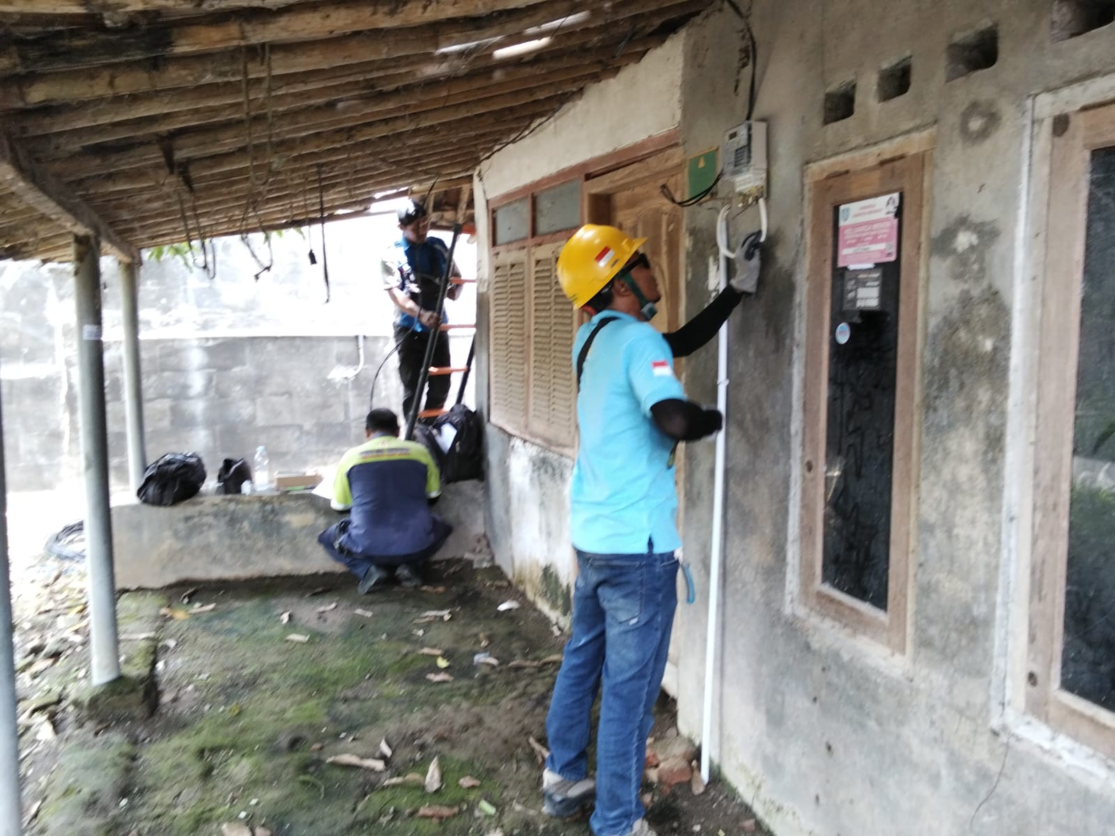 Bantuan Instalasi Listrik Gratis Program Jabar Ca’ang Terealisasi di Desa Sukajati