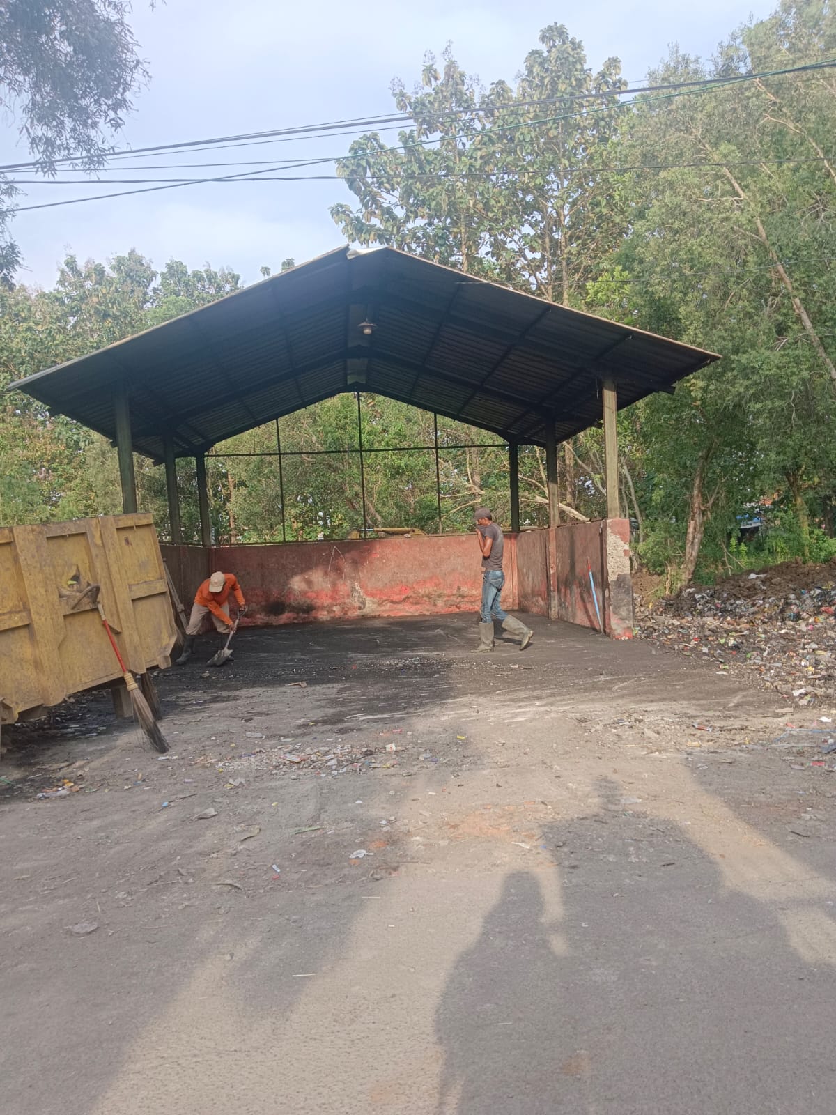 KEGIATAN KERJA BAKTI PEMBERSIHAN TEMPAT PEMBUANGAN SAMPAH SEMENTARA (TPS) DESA SUKAJATI